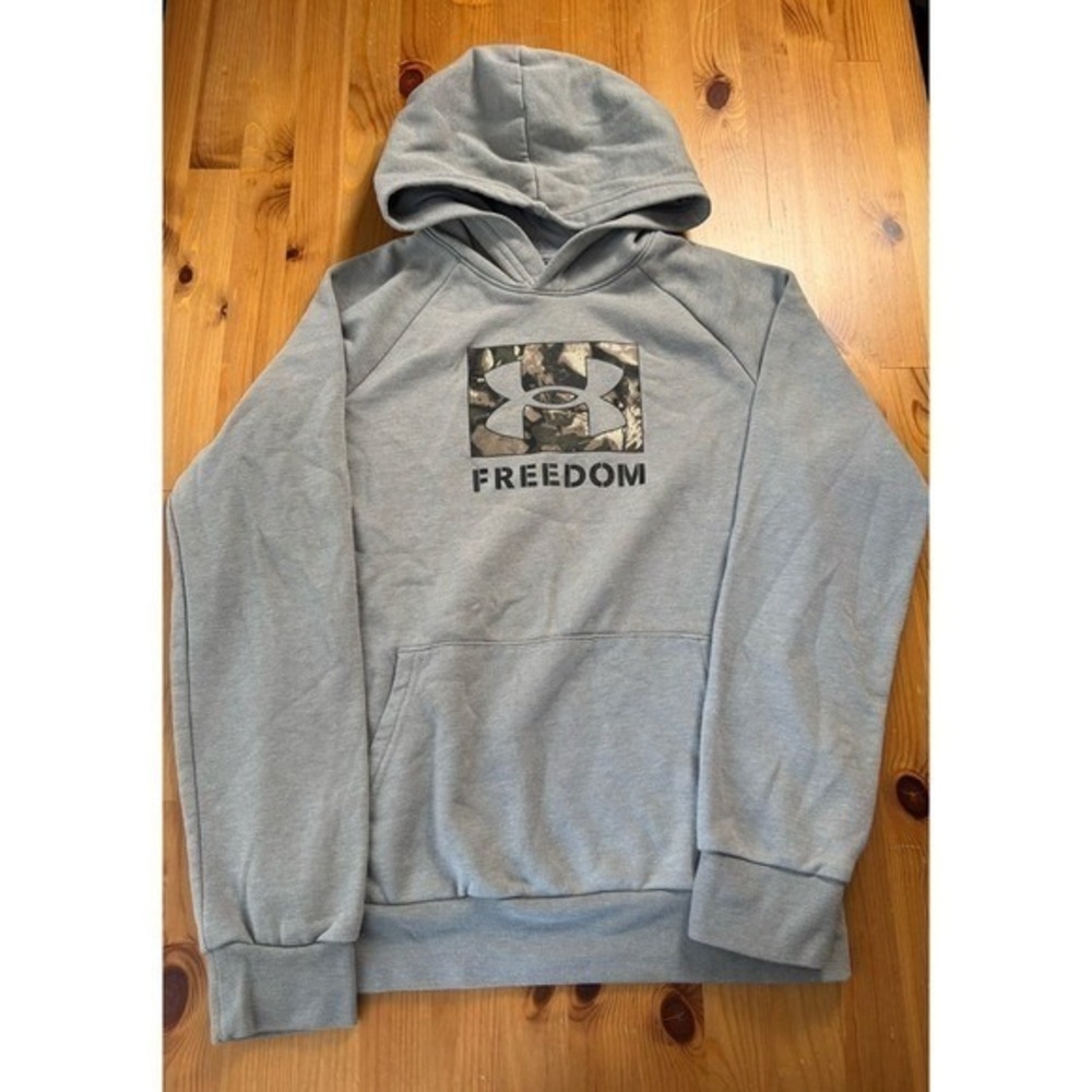 Under Armour "Freedom" Camo Logo Pullover Hoodie Size Youth Large (14/16)